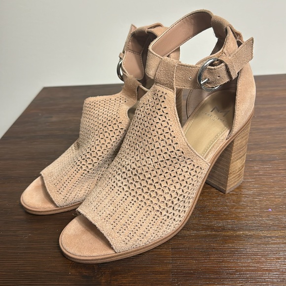 - Marc Fisher Heels Size 8 - Picture 2 of 5